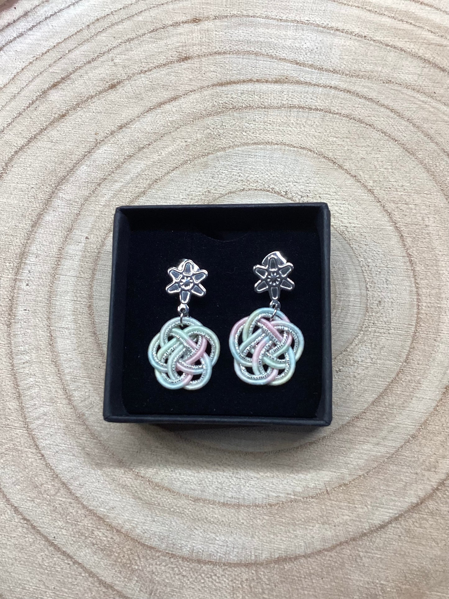 Orecchini con motivo Mizuhiki Ume e stelle d'argento