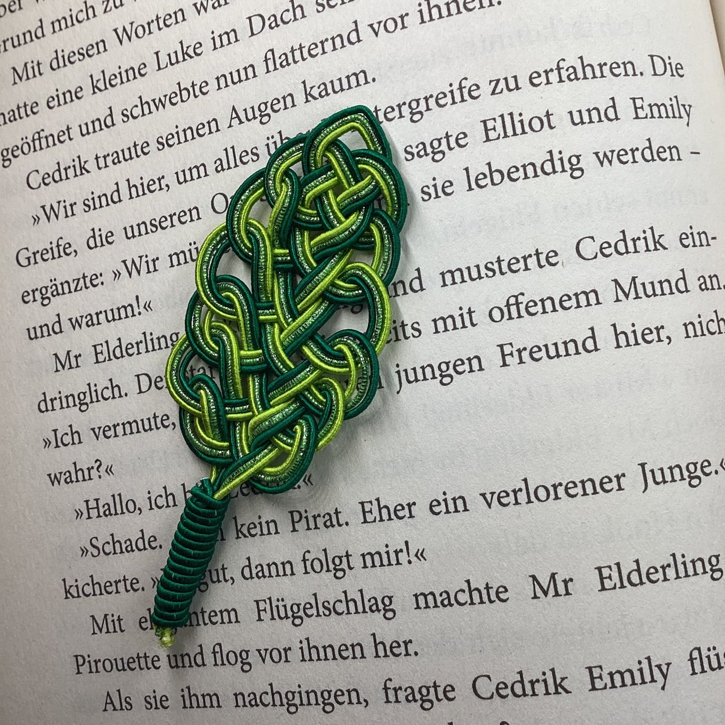 Mizuhiki Lesezeichen mit Feder-Motiv