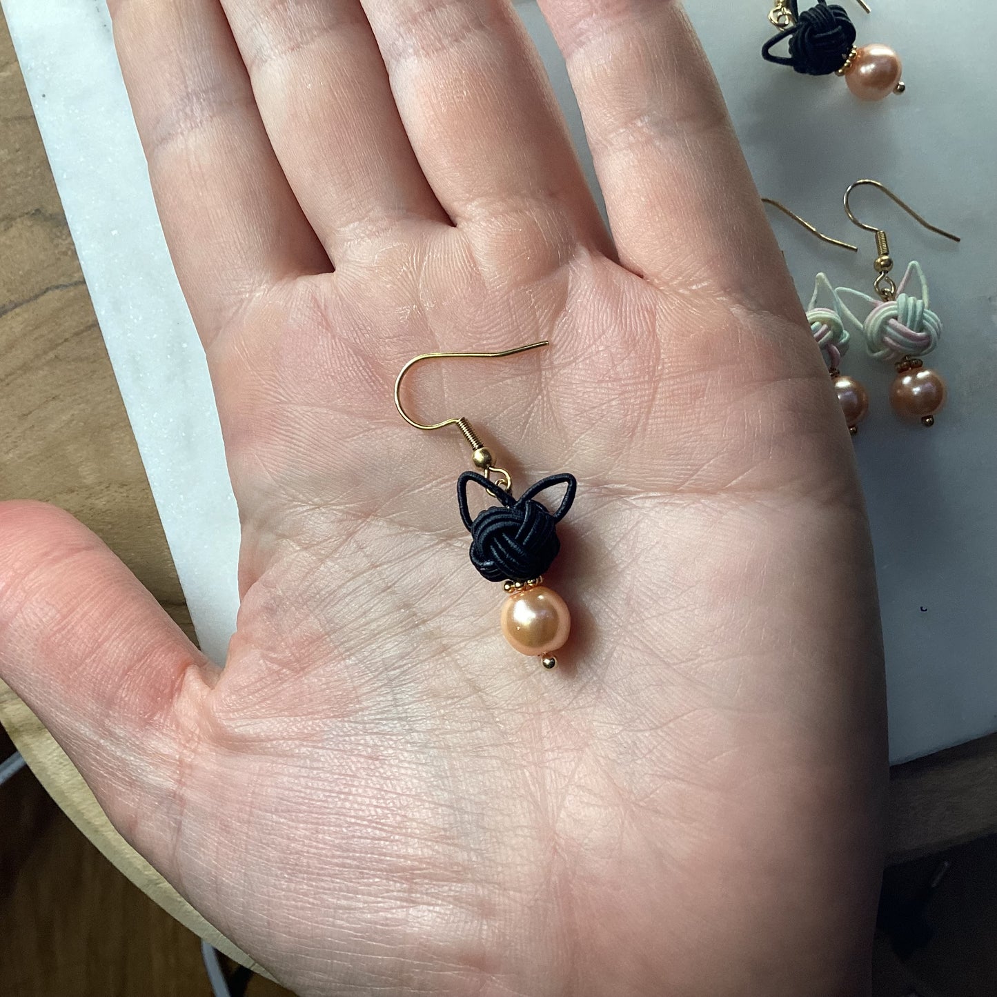 Mizuhiki cat motif earrings