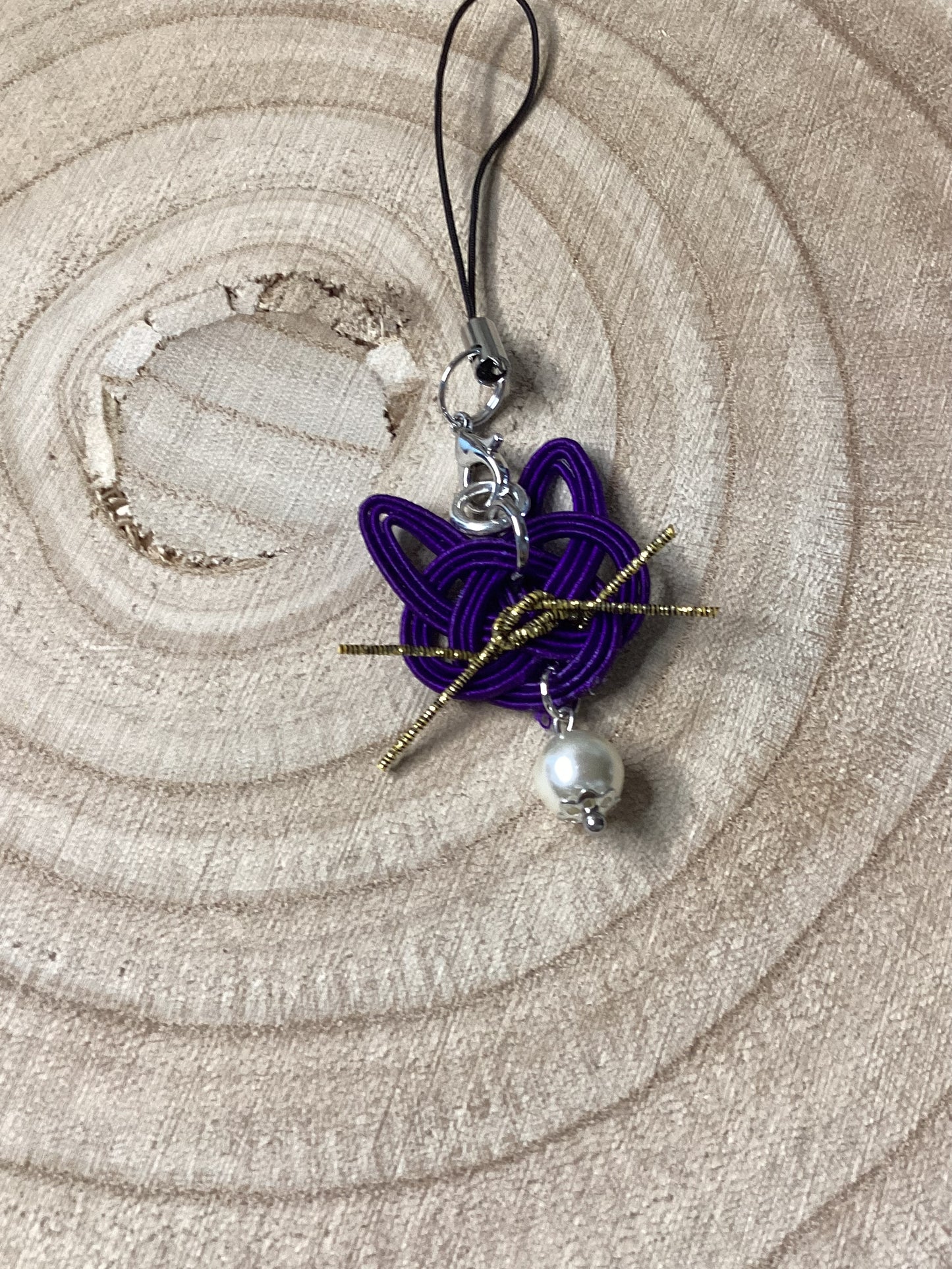 Mizuhiki cat pendant – Japanese lucky art for on the go