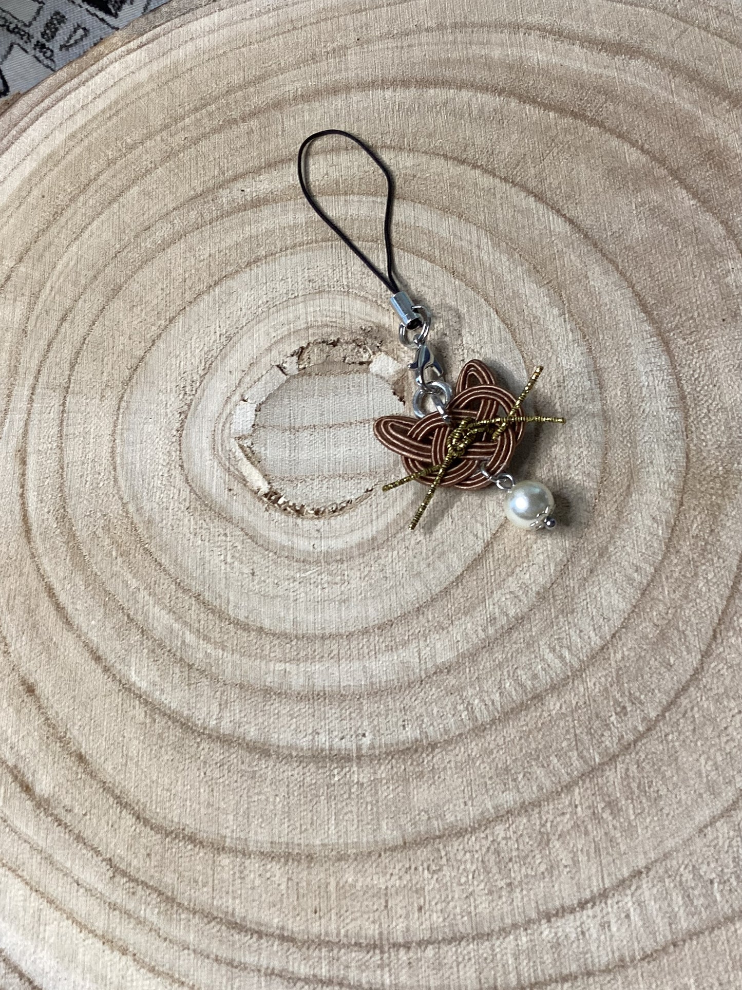 Mizuhiki cat pendant – Japanese lucky art for on the go