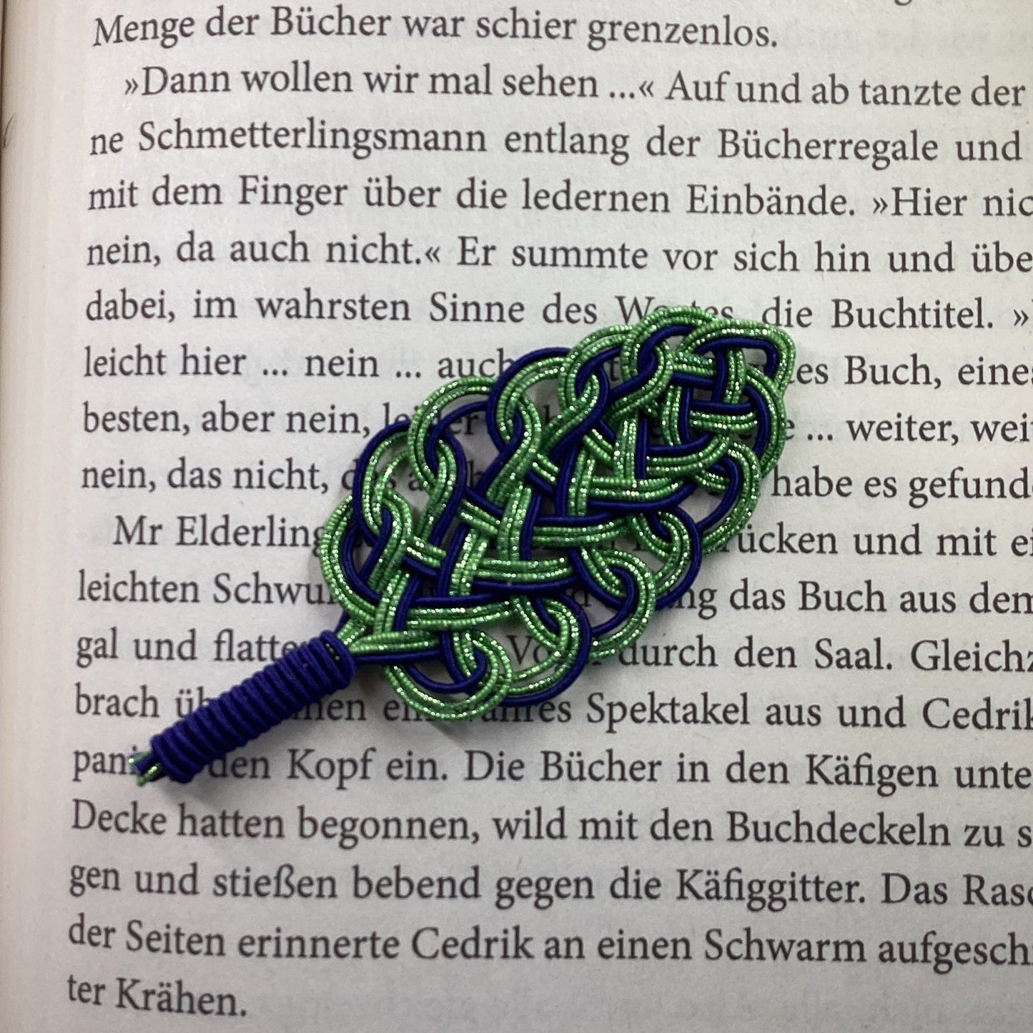 Mizuhiki Lesezeichen mit Feder-Motiv