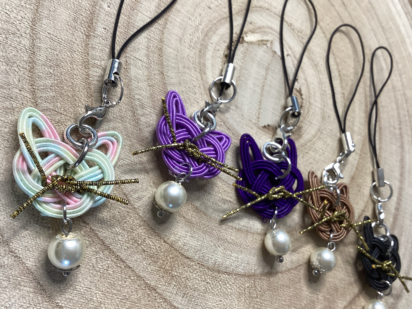 Mizuhiki cat pendant – Japanese lucky art for on the go