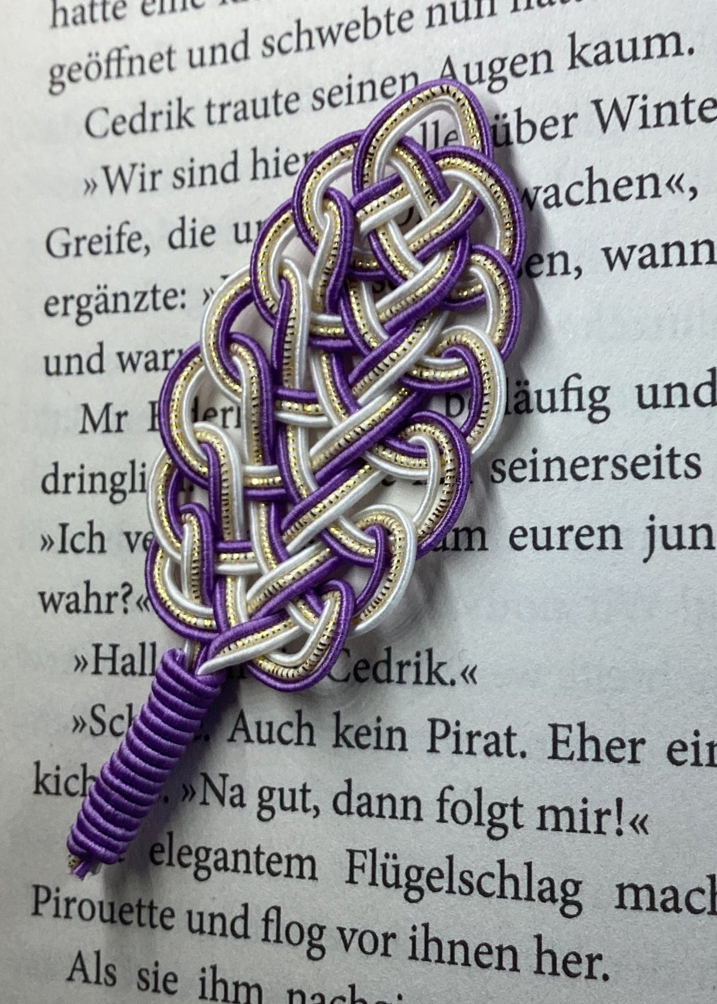 Mizuhiki Lesezeichen mit Feder-Motiv