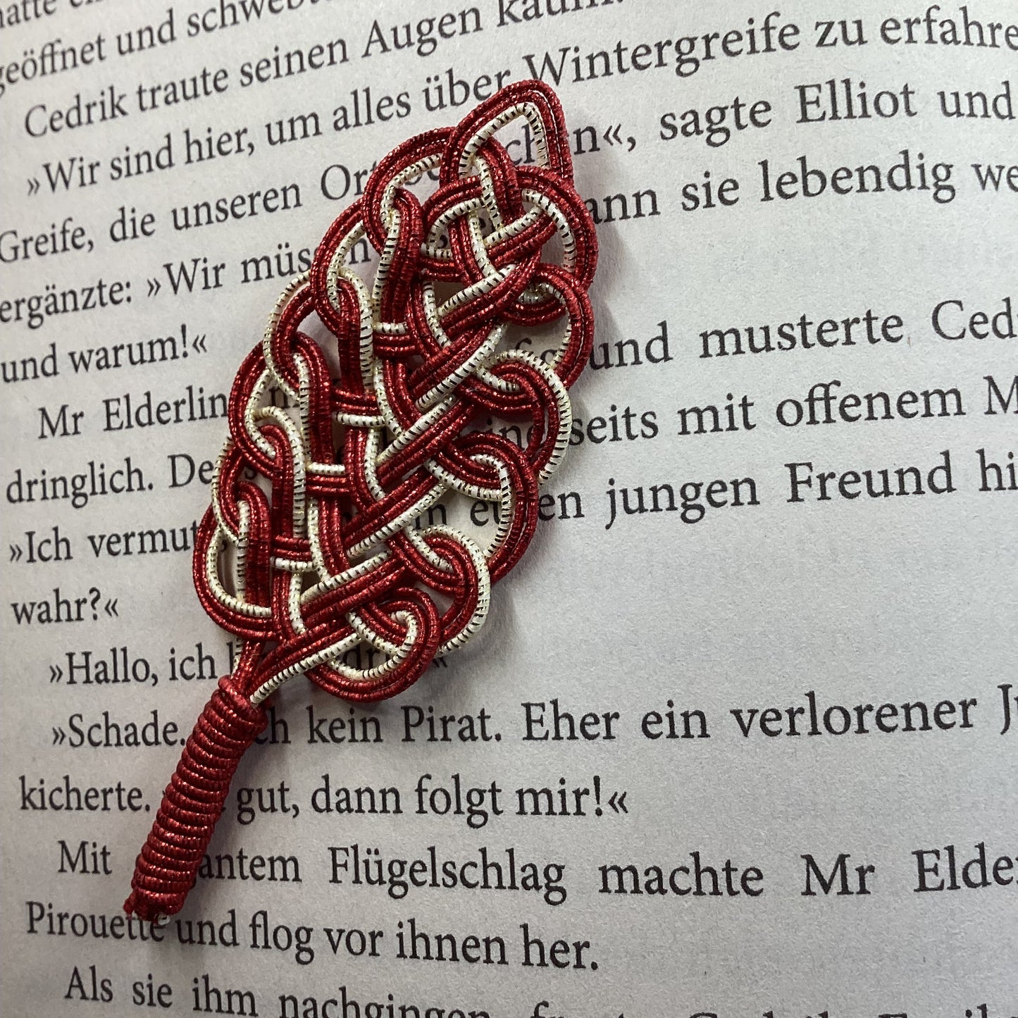 Mizuhiki Lesezeichen mit Feder-Motiv