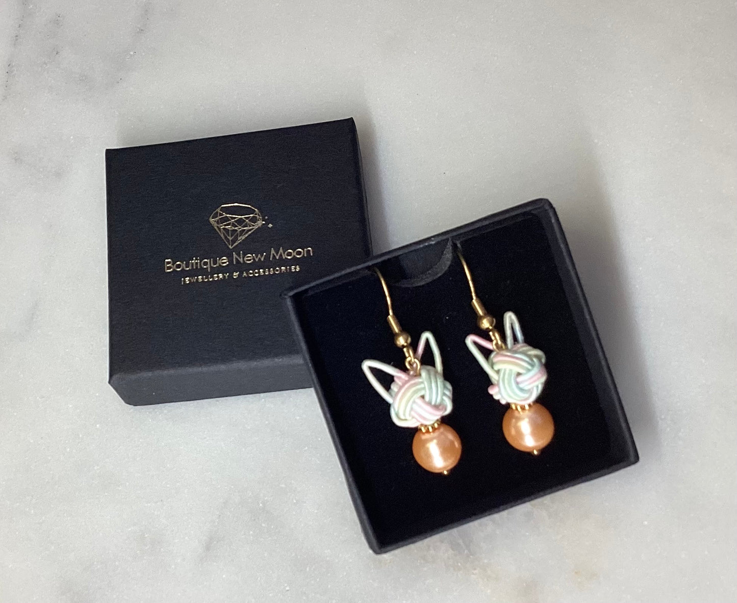 Mizuhiki cat motif earrings