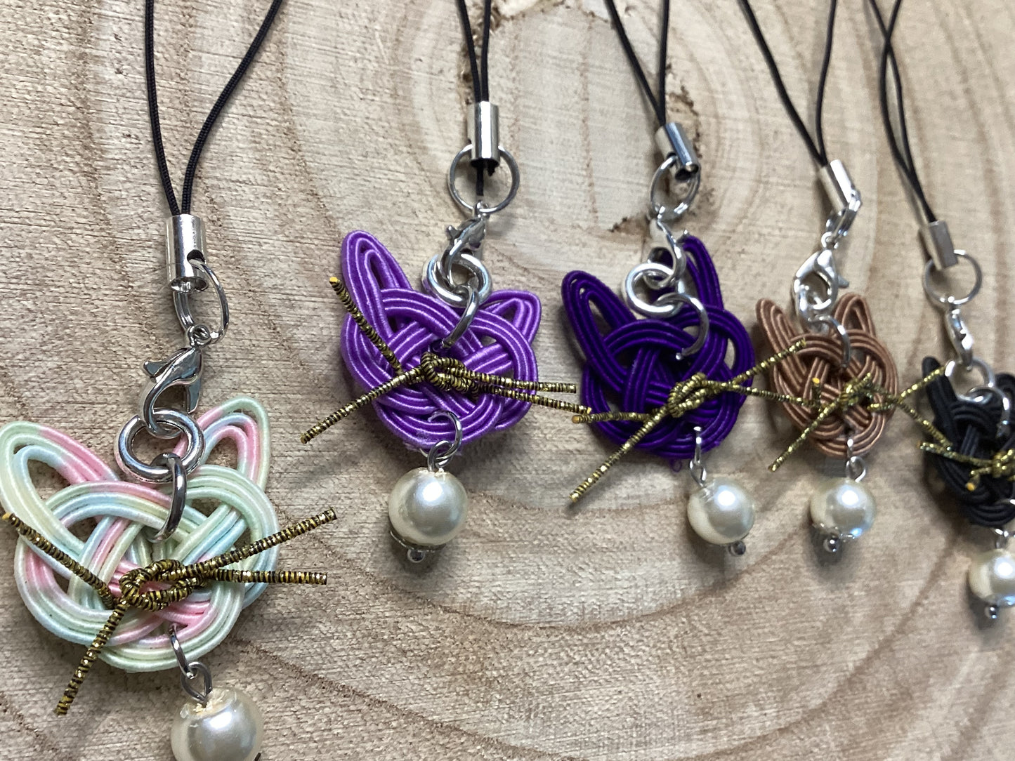Mizuhiki cat pendant – Japanese lucky art for on the go