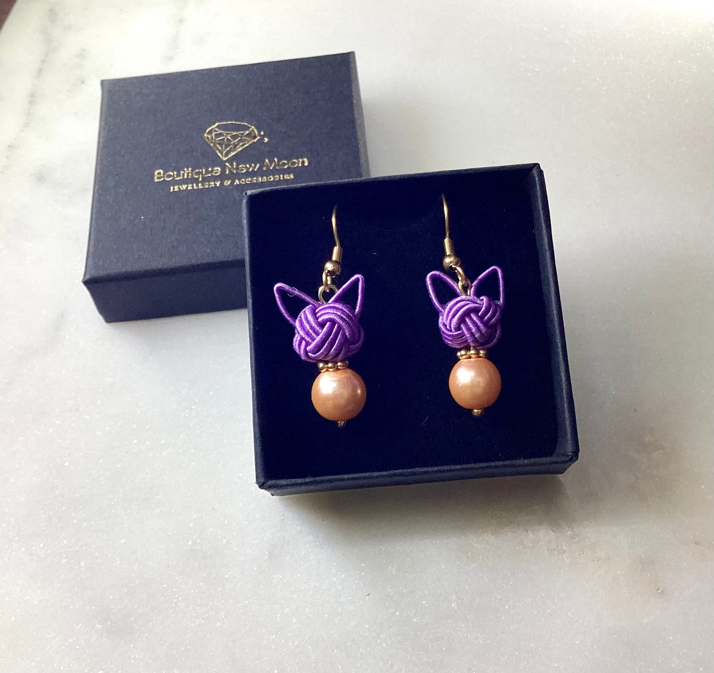 Mizuhiki cat motif earrings