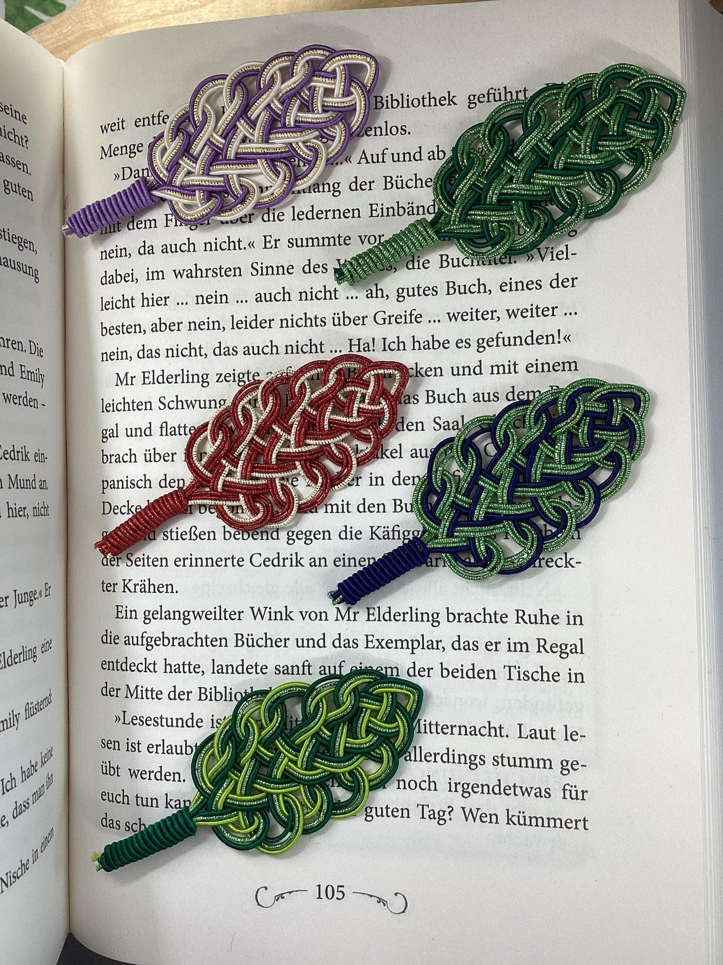 Mizuhiki Lesezeichen mit Feder-Motiv