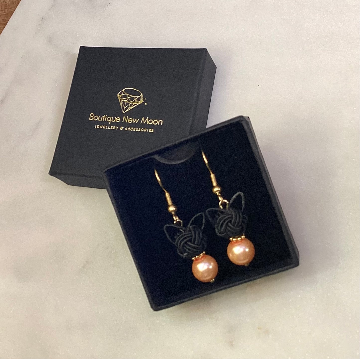 Mizuhiki cat motif earrings