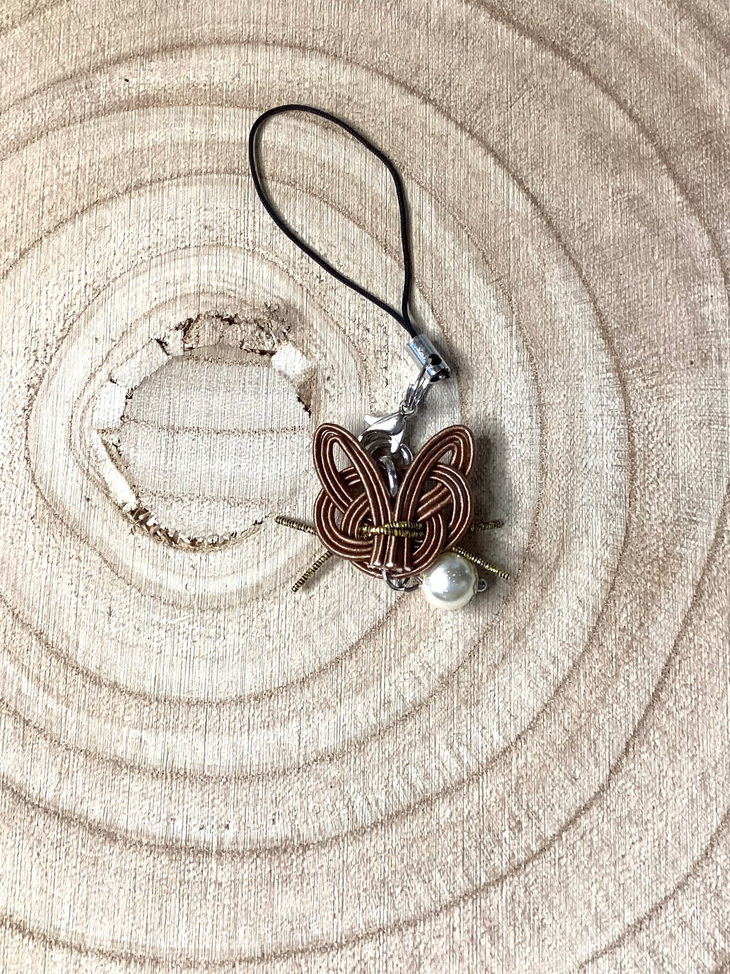 Mizuhiki cat pendant – Japanese lucky art for on the go