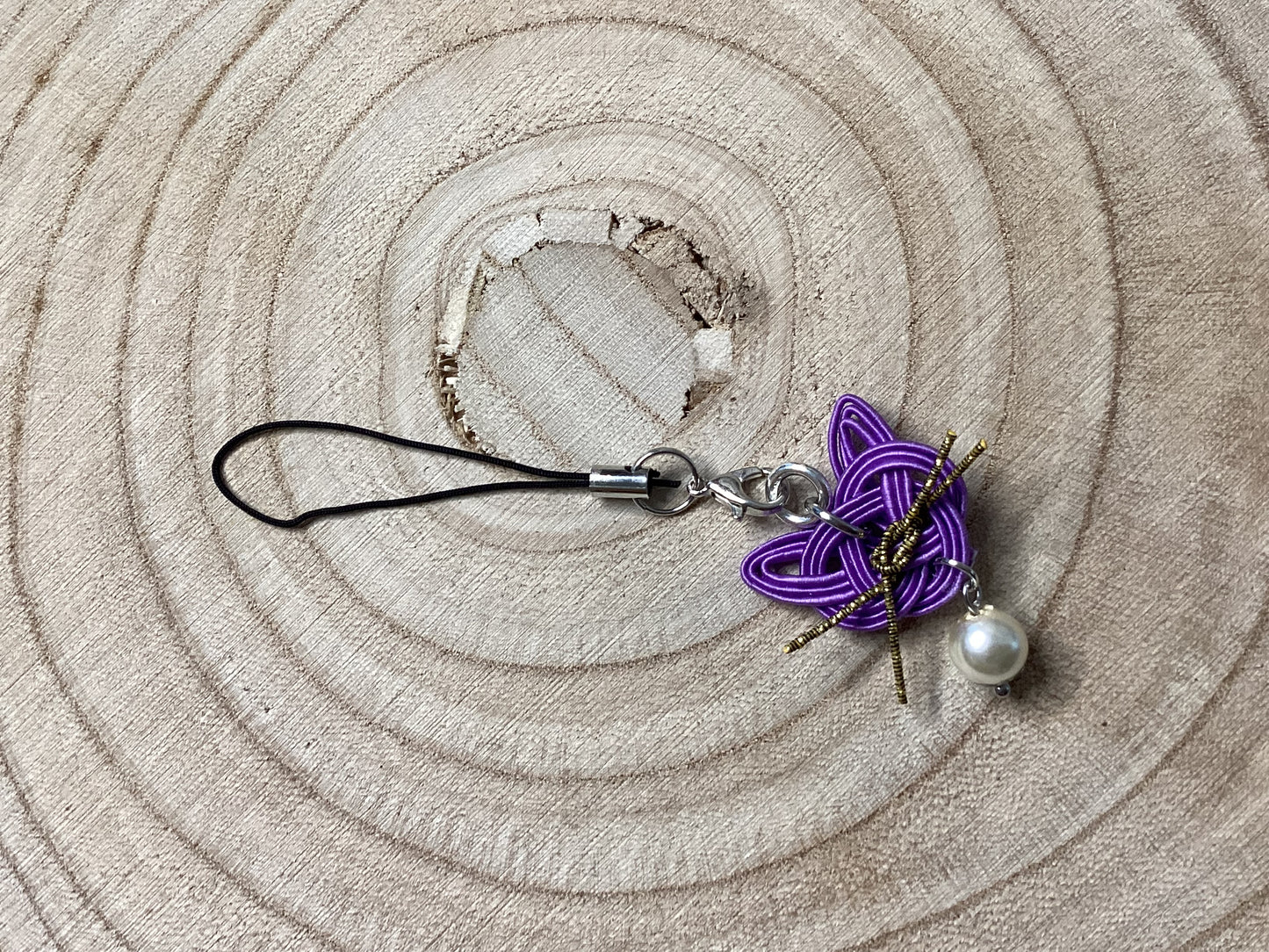 Mizuhiki cat pendant – Japanese lucky art for on the go
