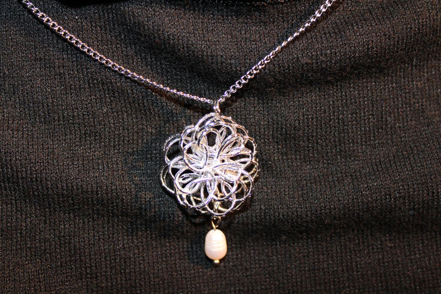Collana in argento con pompon Mizuhiki e perle d'acqua dolce