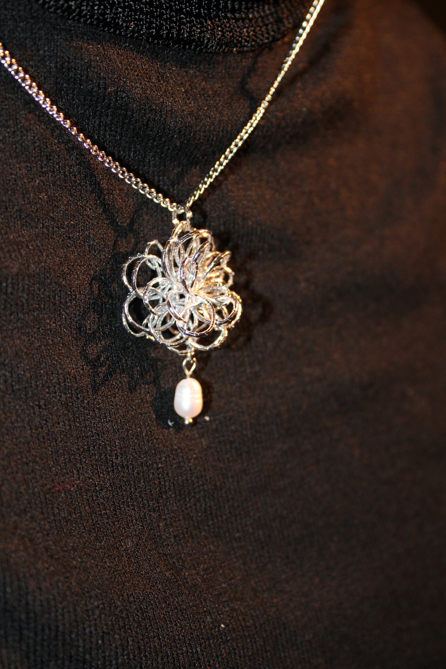 Collana in argento con pompon Mizuhiki e perle d'acqua dolce