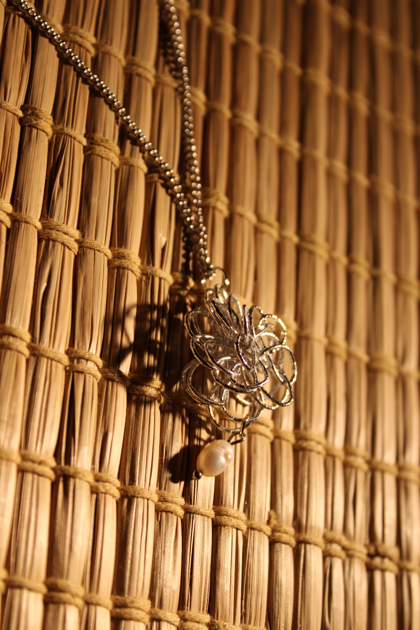 Collana in argento con pompon Mizuhiki e perle d'acqua dolce