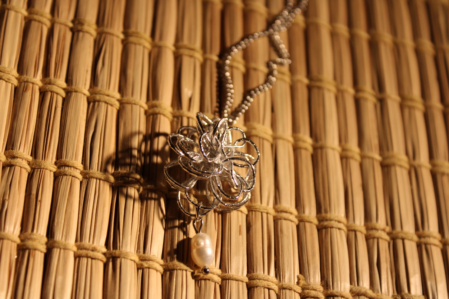 Collana in argento con pompon Mizuhiki e perle d'acqua dolce
