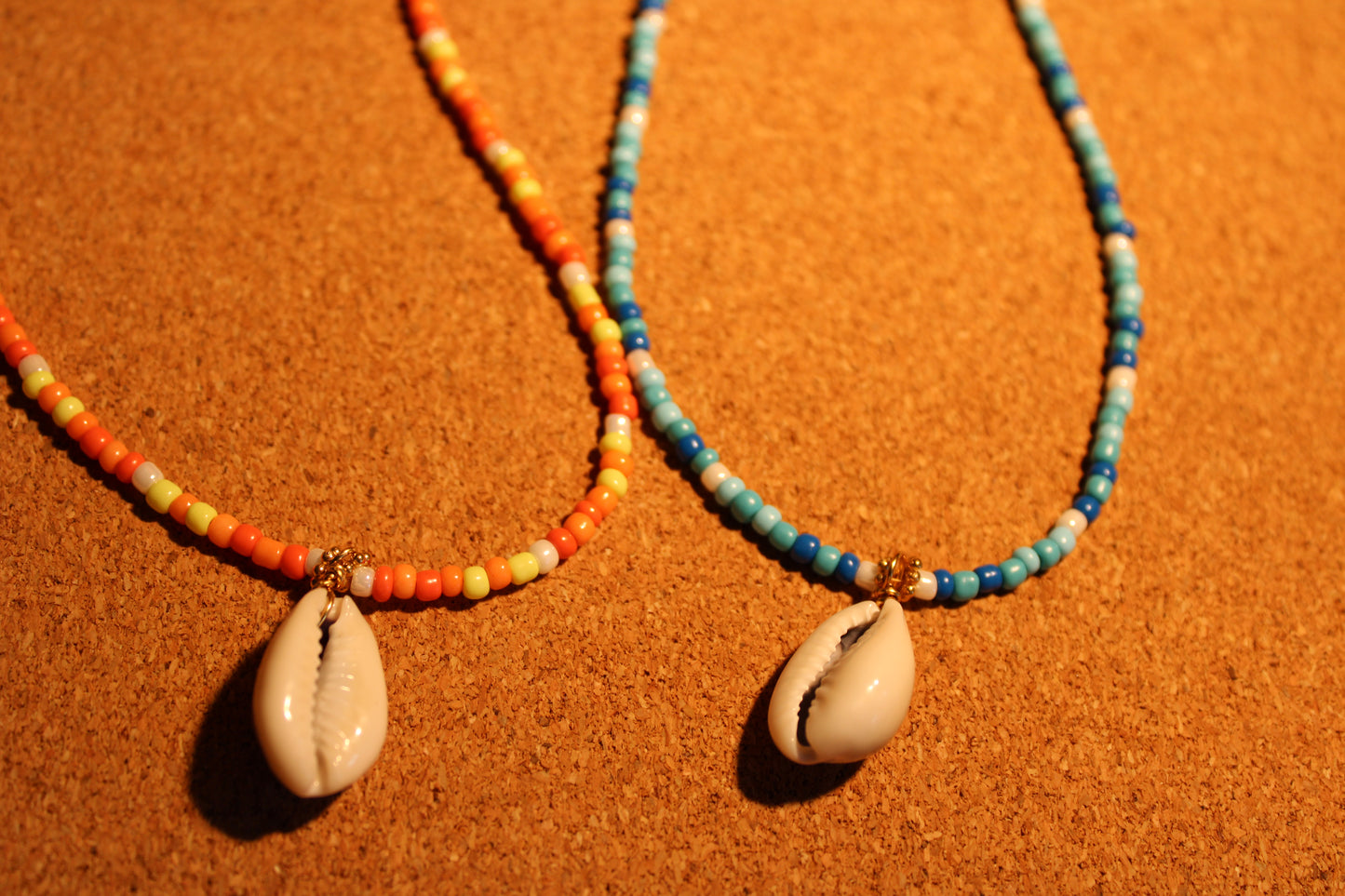 Collana di perle boho con pendente a conchiglia di ciprea
