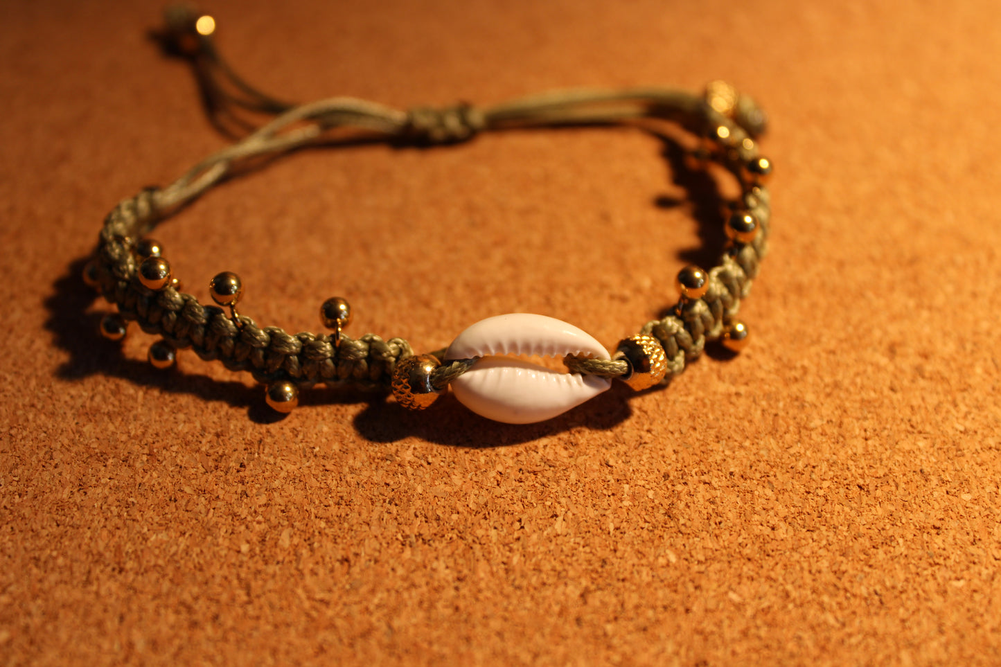 Boho Armband mit Makramee, Muscheln und goldenen Perlen