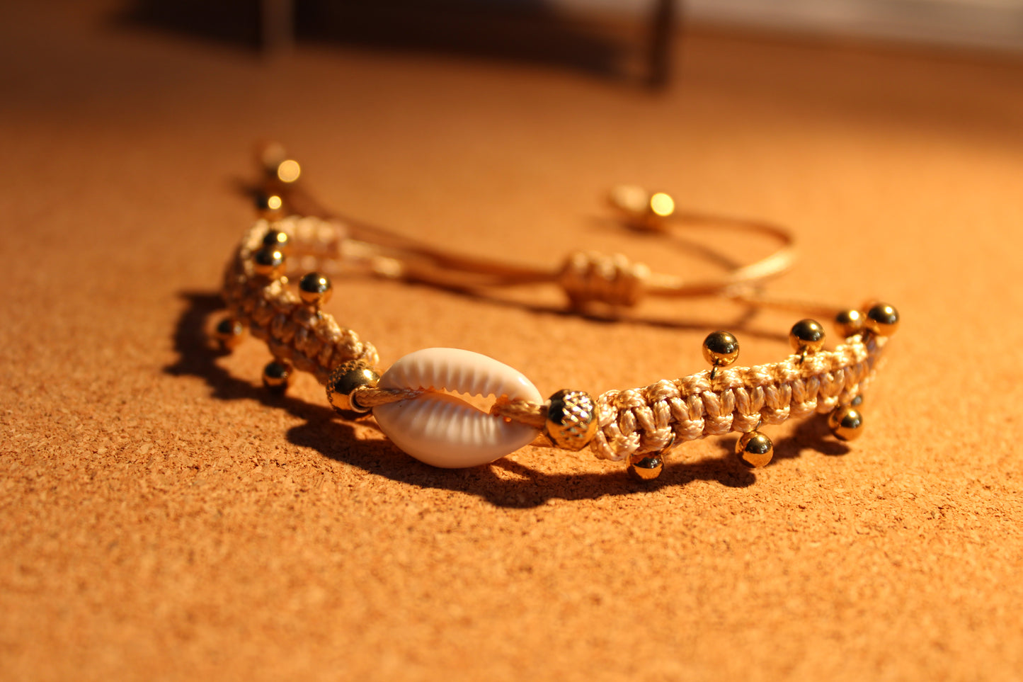 Boho Armband mit Makramee, Muscheln und goldenen Perlen
