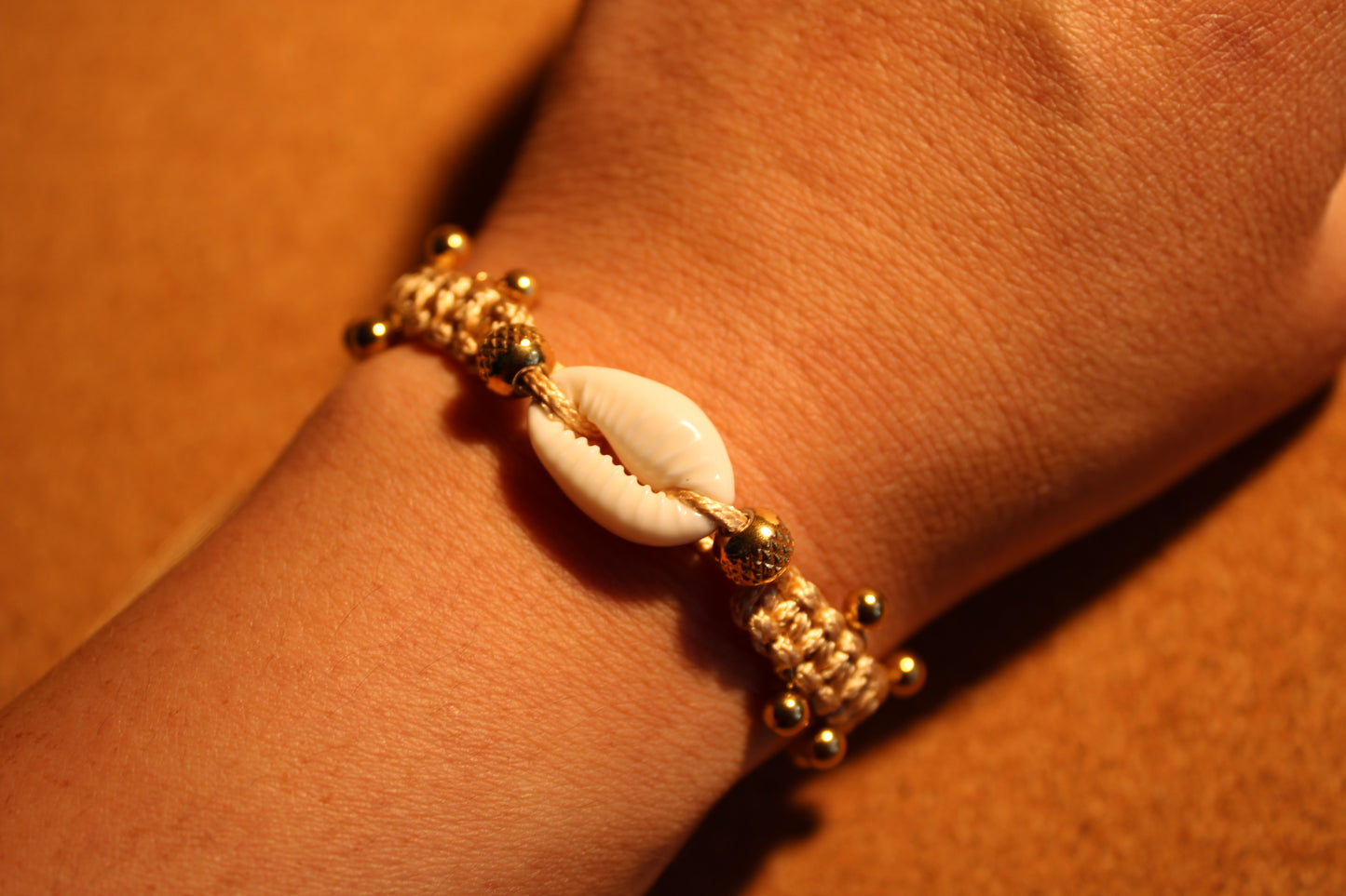 Boho Armband mit Makramee, Muscheln und goldenen Perlen