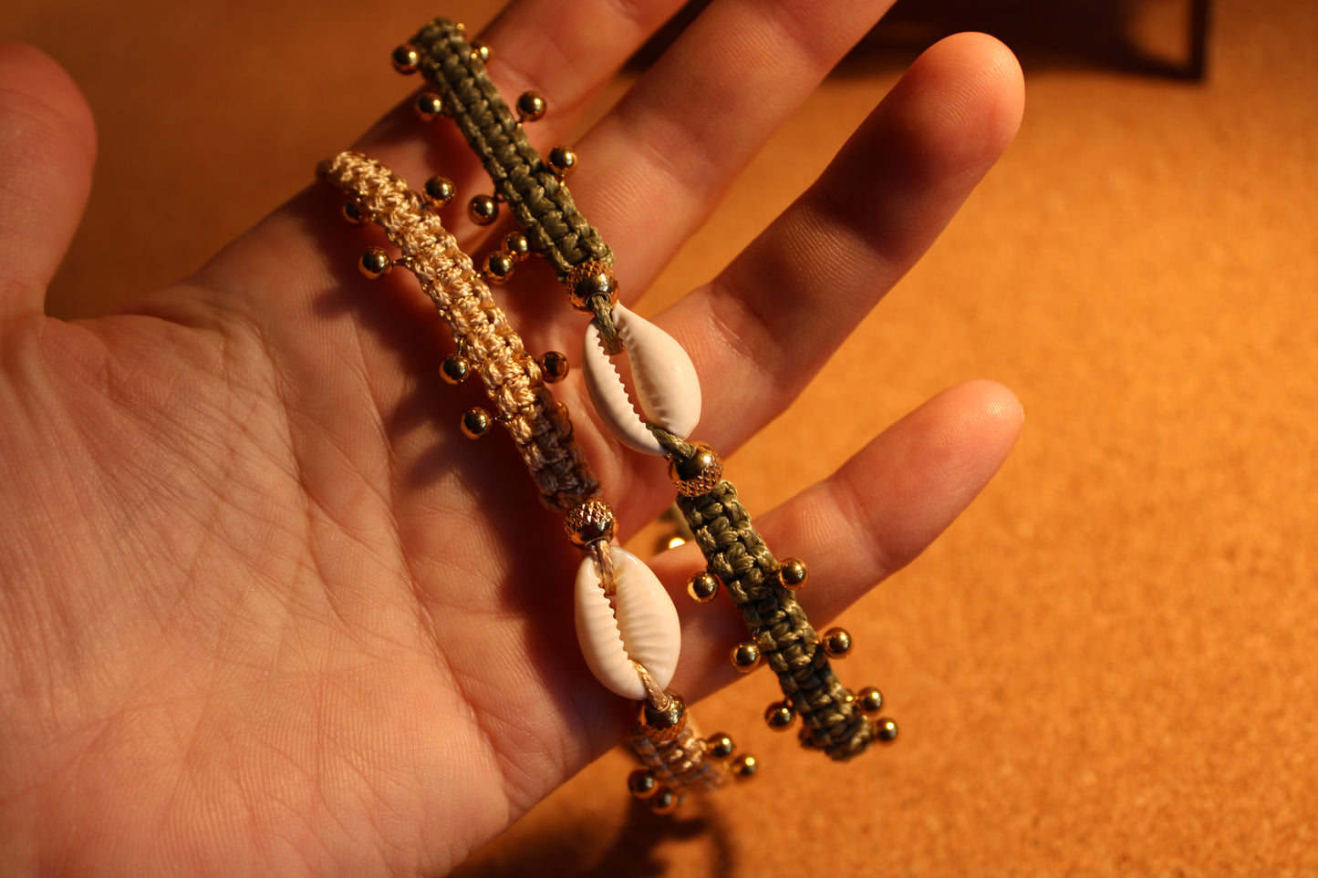 Boho Armband mit Makramee, Muscheln und goldenen Perlen