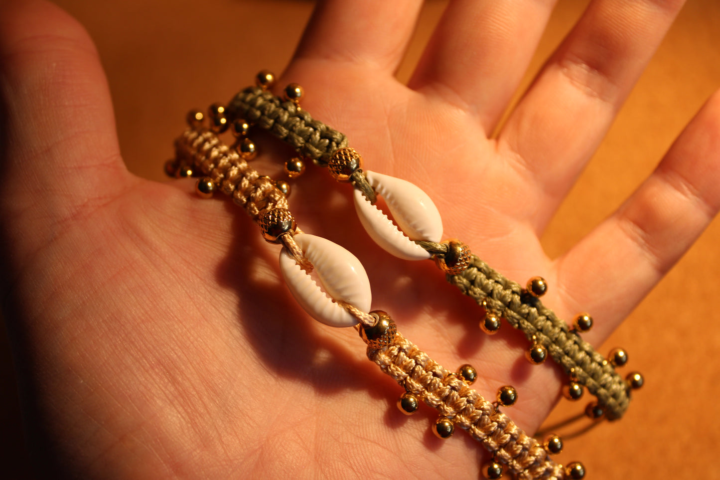 Boho Armband mit Makramee, Muscheln und goldenen Perlen