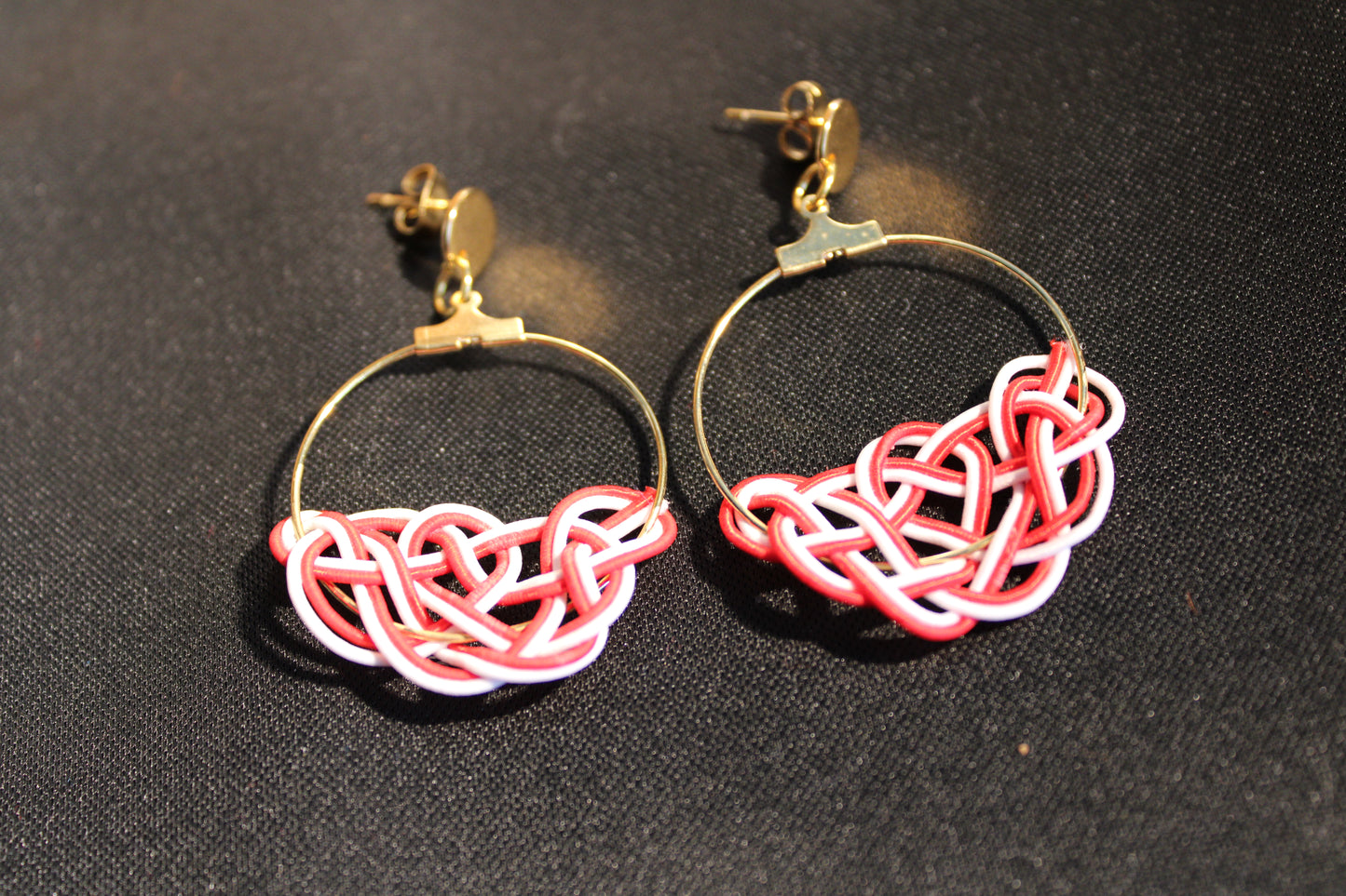 Mizuhiki MATSU Ohrringe mit goldenem Ring