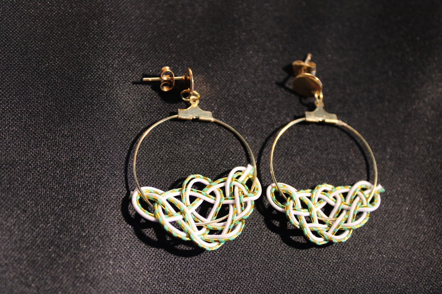 Mizuhiki MATSU Ohrringe mit goldenem Ring