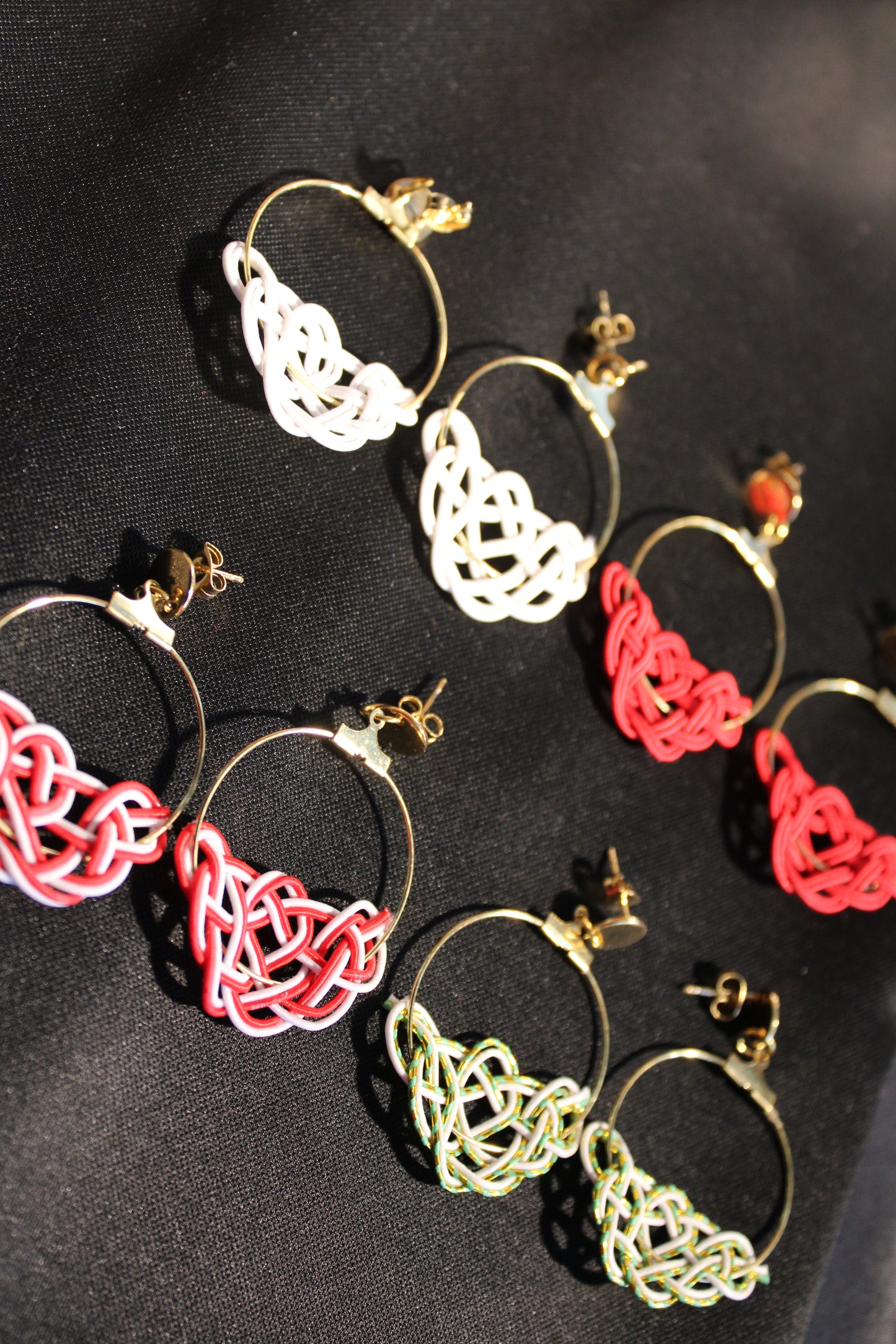 Mizuhiki MATSU Ohrringe mit goldenem Ring
