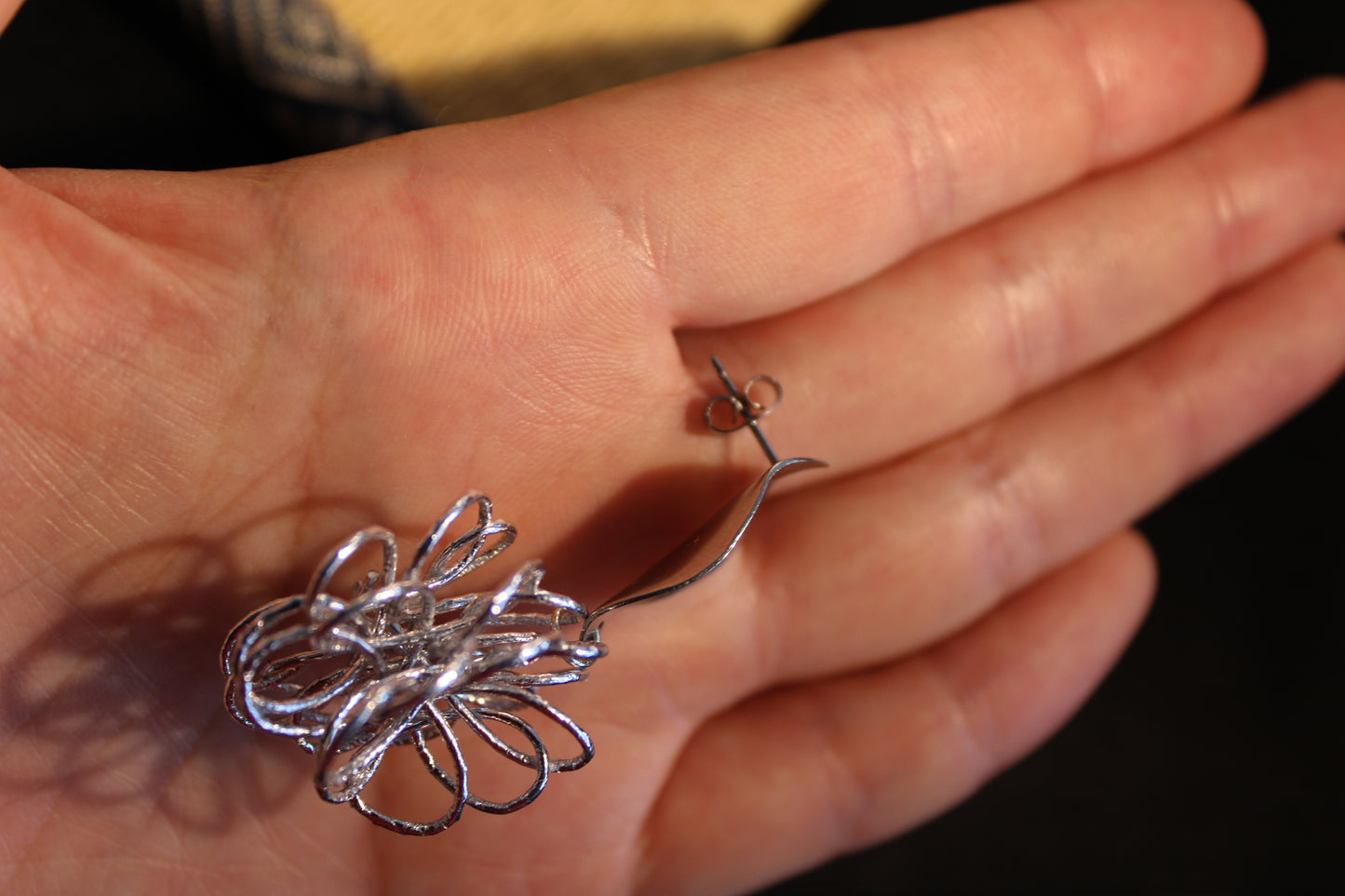 Mizuhiki POMPON mit großen Silberplatte Ohrstecker