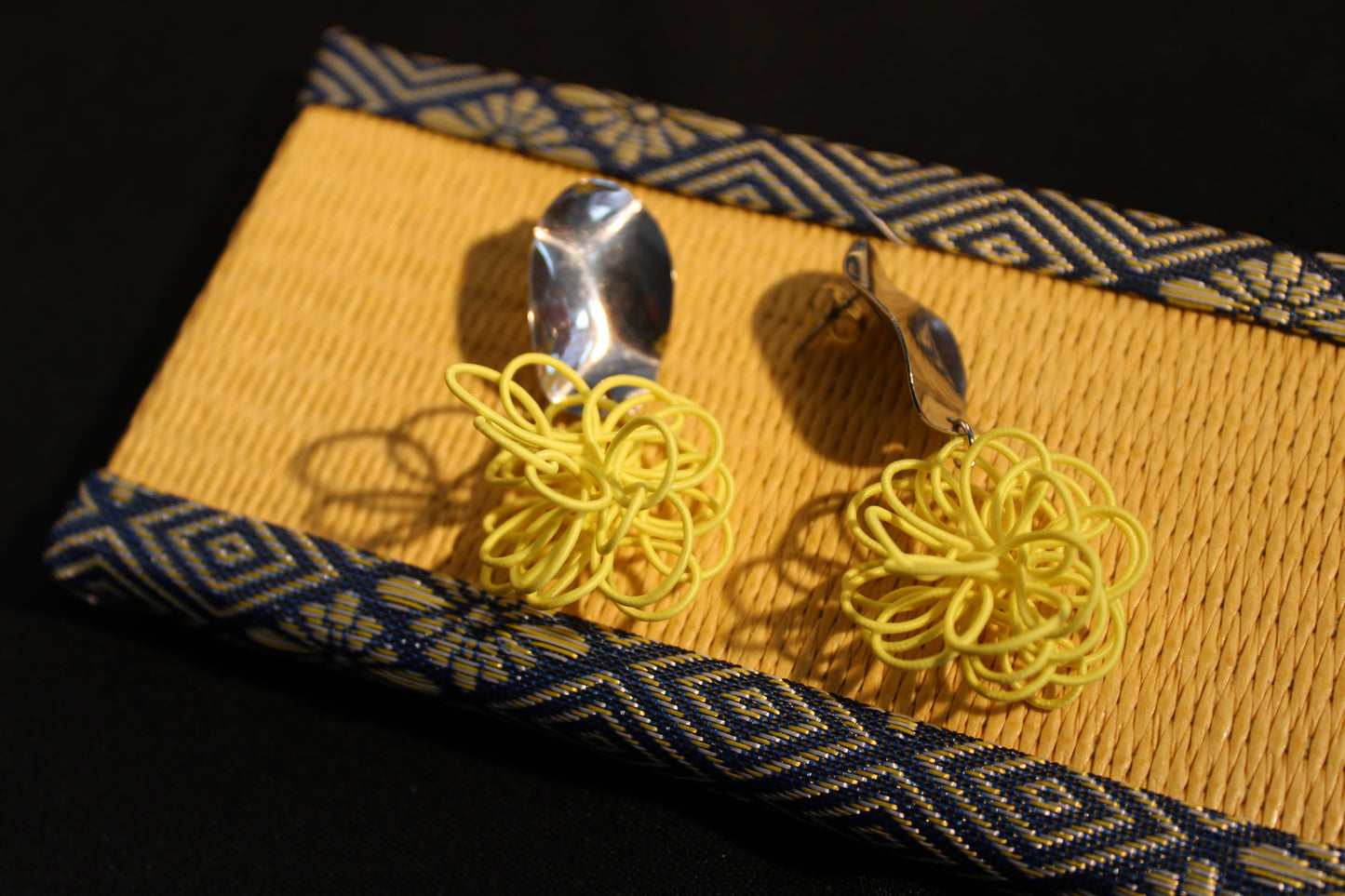 Mizuhiki POMPON mit großen Silberplatte Ohrstecker