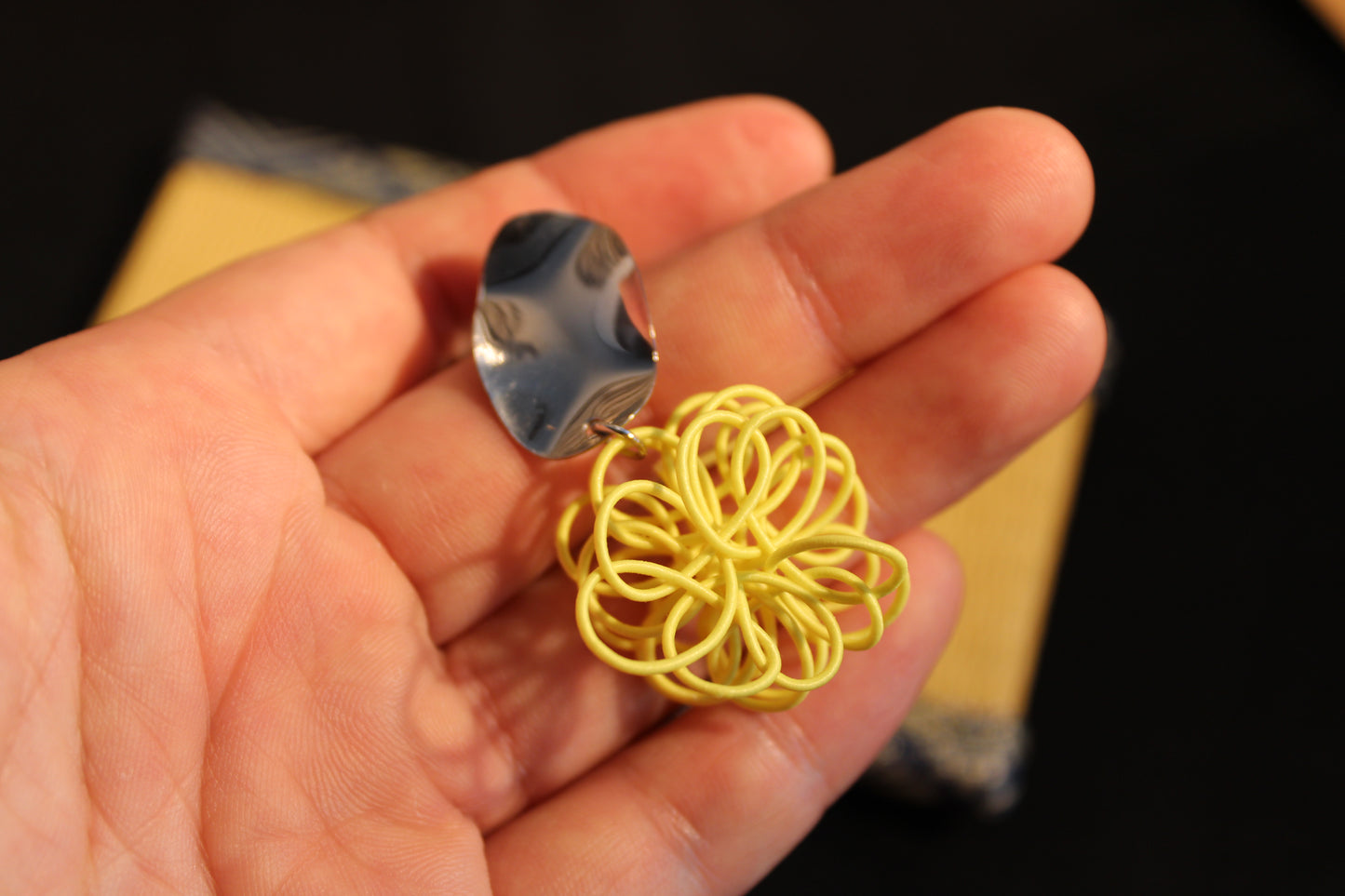 Mizuhiki POMPON mit großen Silberplatte Ohrstecker