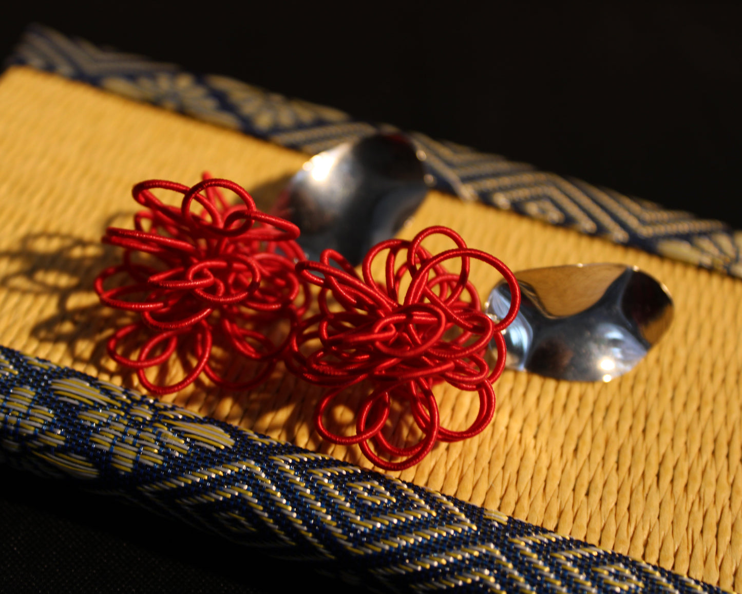 Mizuhiki POMPON mit großen Silberplatte Ohrstecker