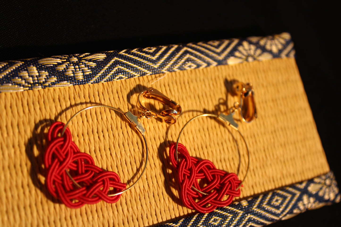 Mizuhiki MATSU Ohrclips mit goldenem Ring
