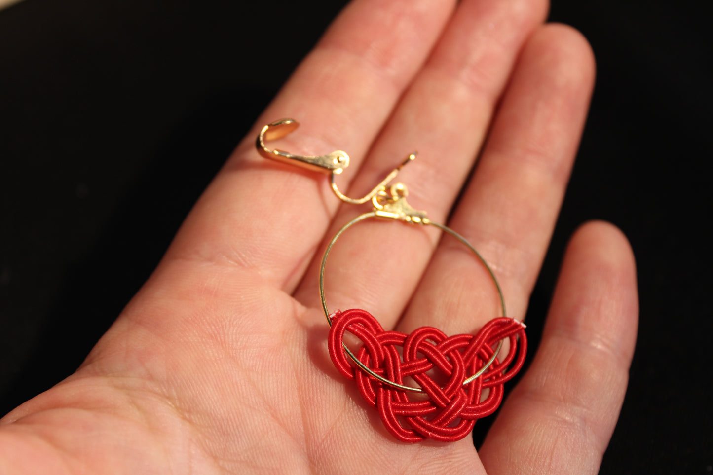 Mizuhiki MATSU Ohrclips mit goldenem Ring