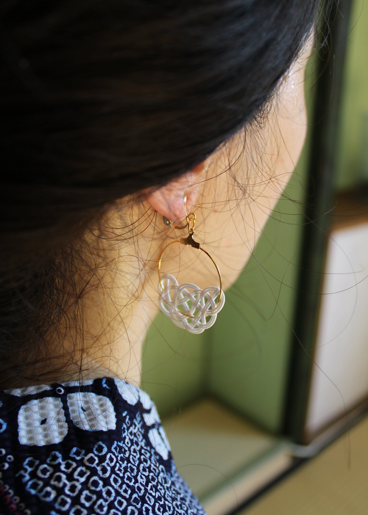 Mizuhiki MATSU Ohrclips mit goldenem Ring