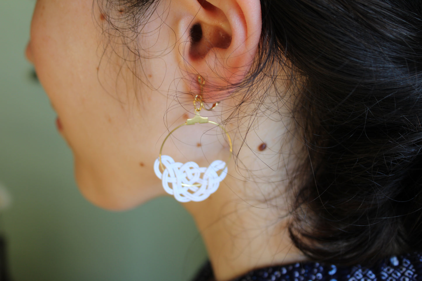 Mizuhiki MATSU Ohrclips mit goldenem Ring