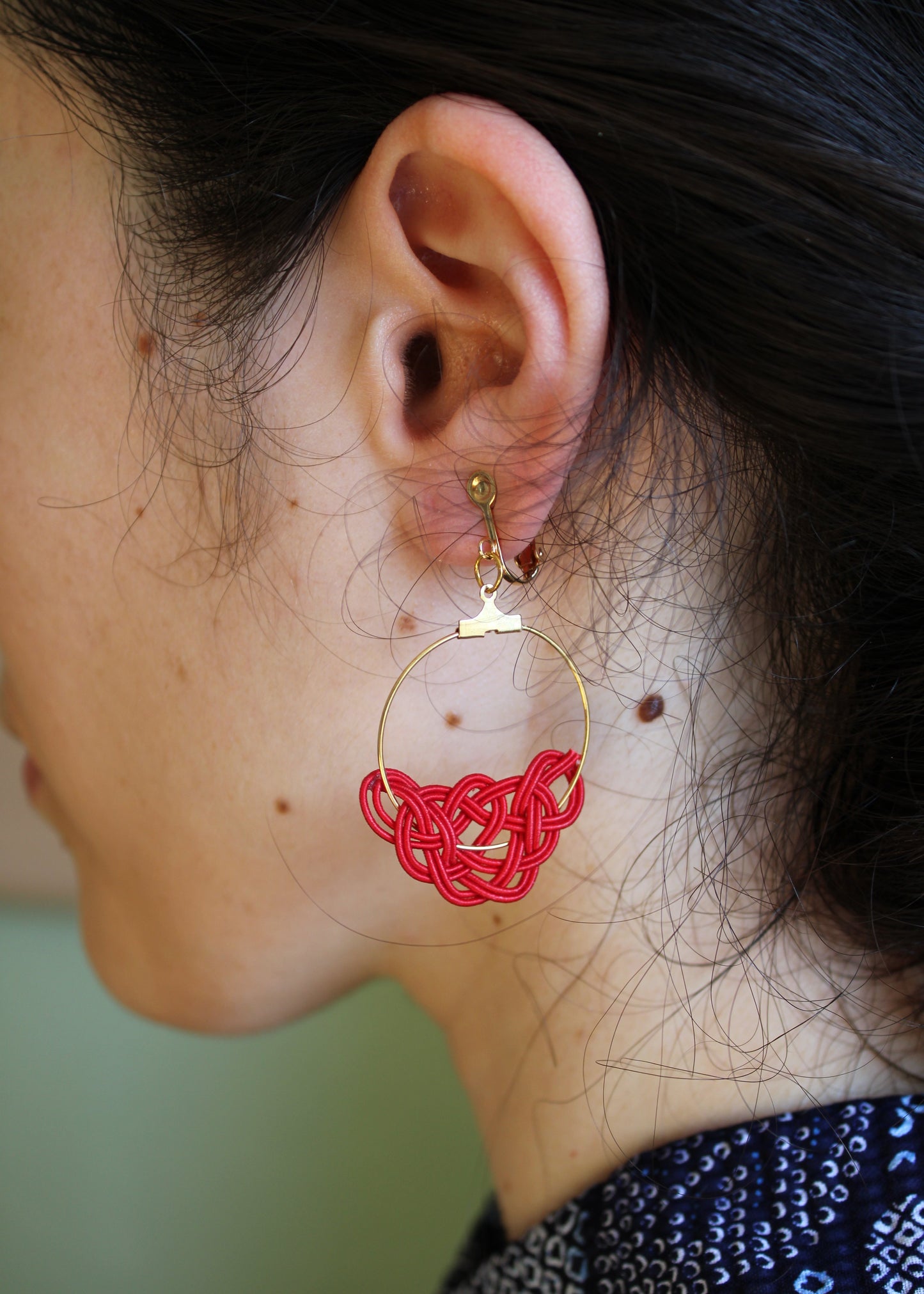 Mizuhiki MATSU Ohrclips mit goldenem Ring