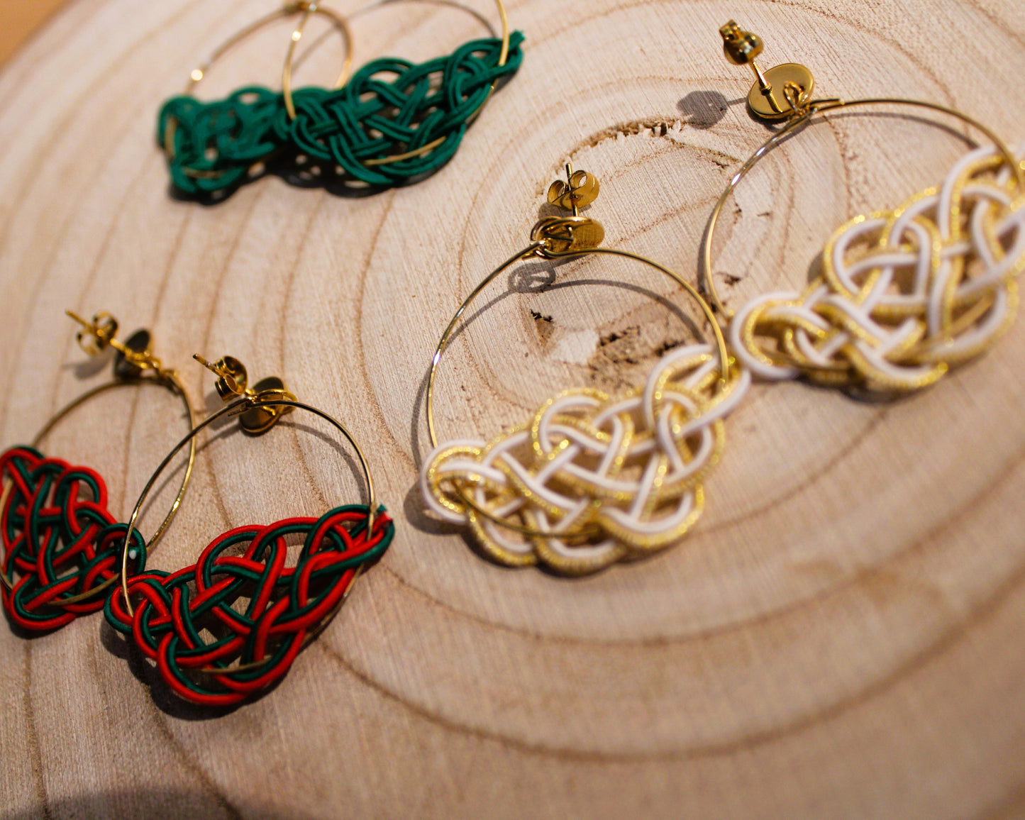 Mizuhiki MATSU Ohrringe mit goldenem Ring