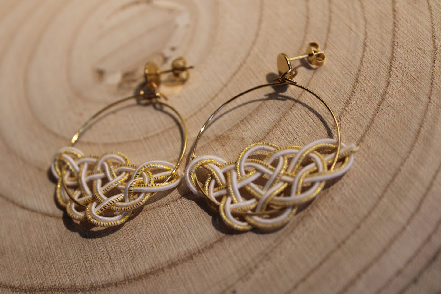 Mizuhiki MATSU Ohrringe mit goldenem Ring