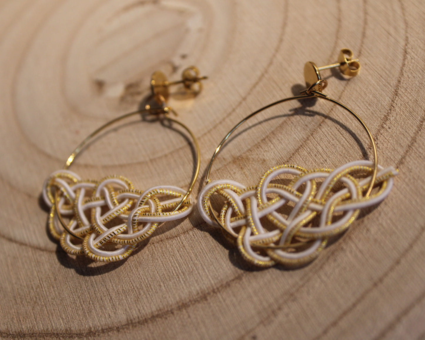 Mizuhiki MATSU Ohrringe mit goldenem Ring