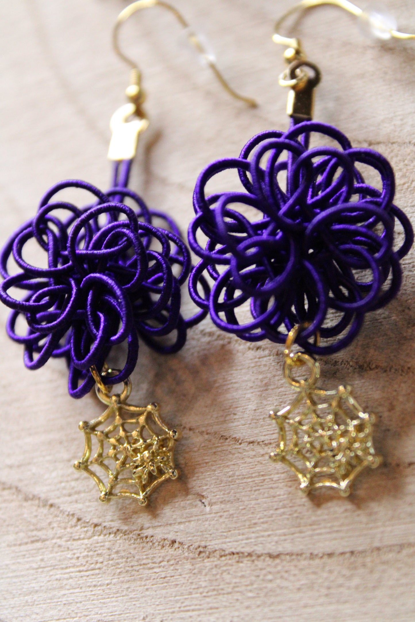 Halloween Mizuhiki Kunst Ohrringe – Mit goldenem Spinnennetz, Halloween Edition