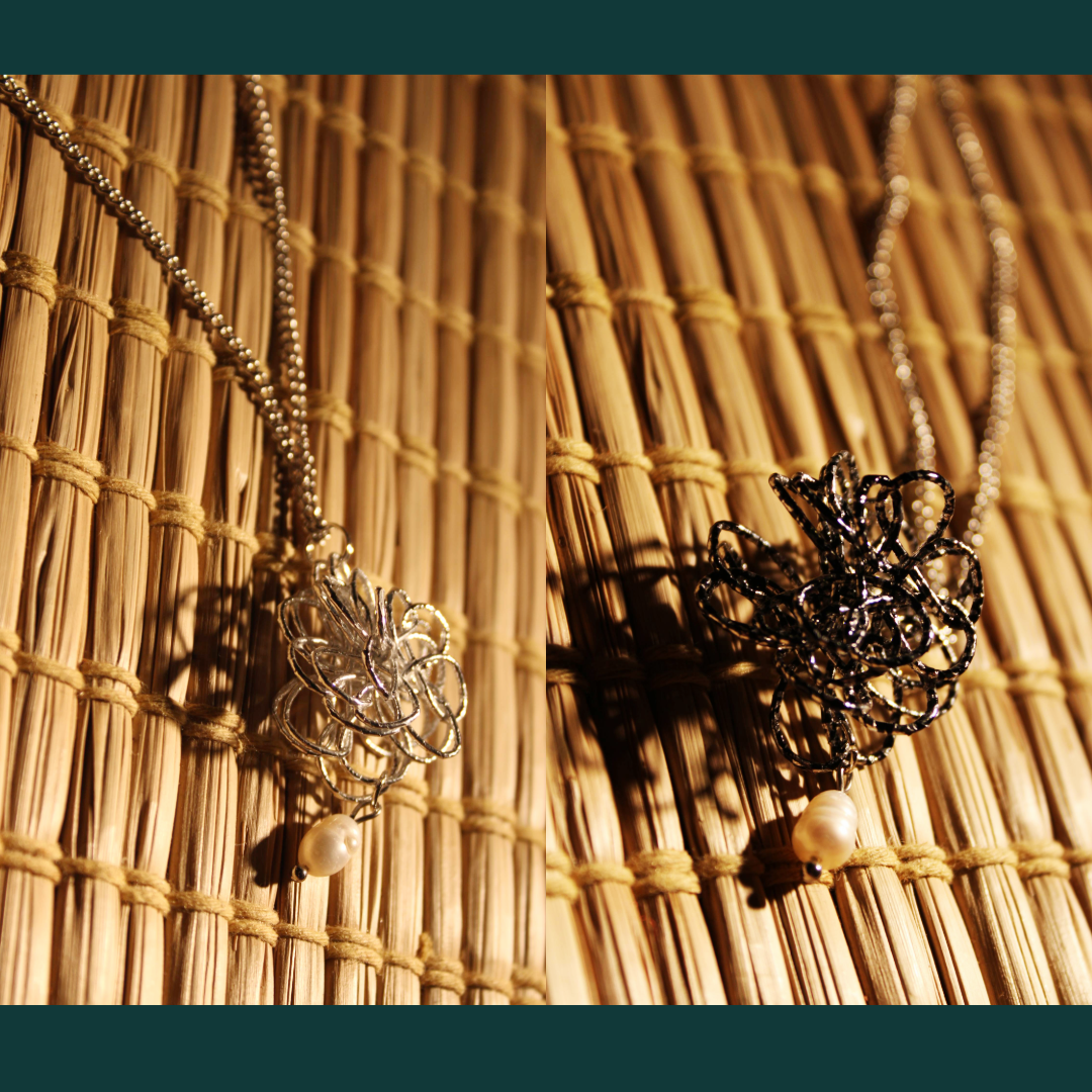 Collana in argento con pompon Mizuhiki e perle d'acqua dolce