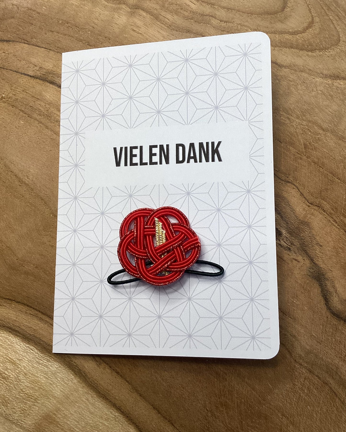 Rote Kamelie aus Mizuhiki – A6 Grußkarte mit Magnet