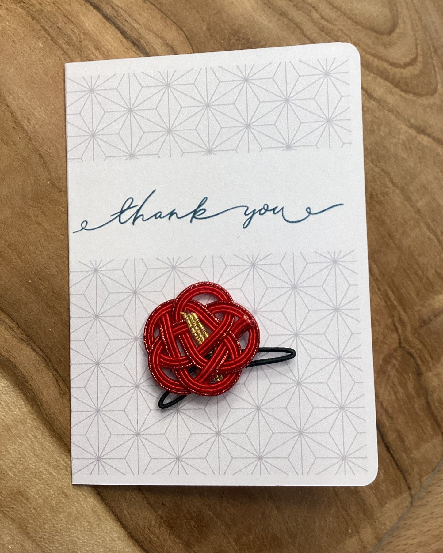 Rote Kamelie aus Mizuhiki – A6 Grußkarte mit Magnet