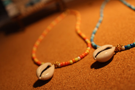Boho Perlenkette mit Kauri-Muschel Anhänger