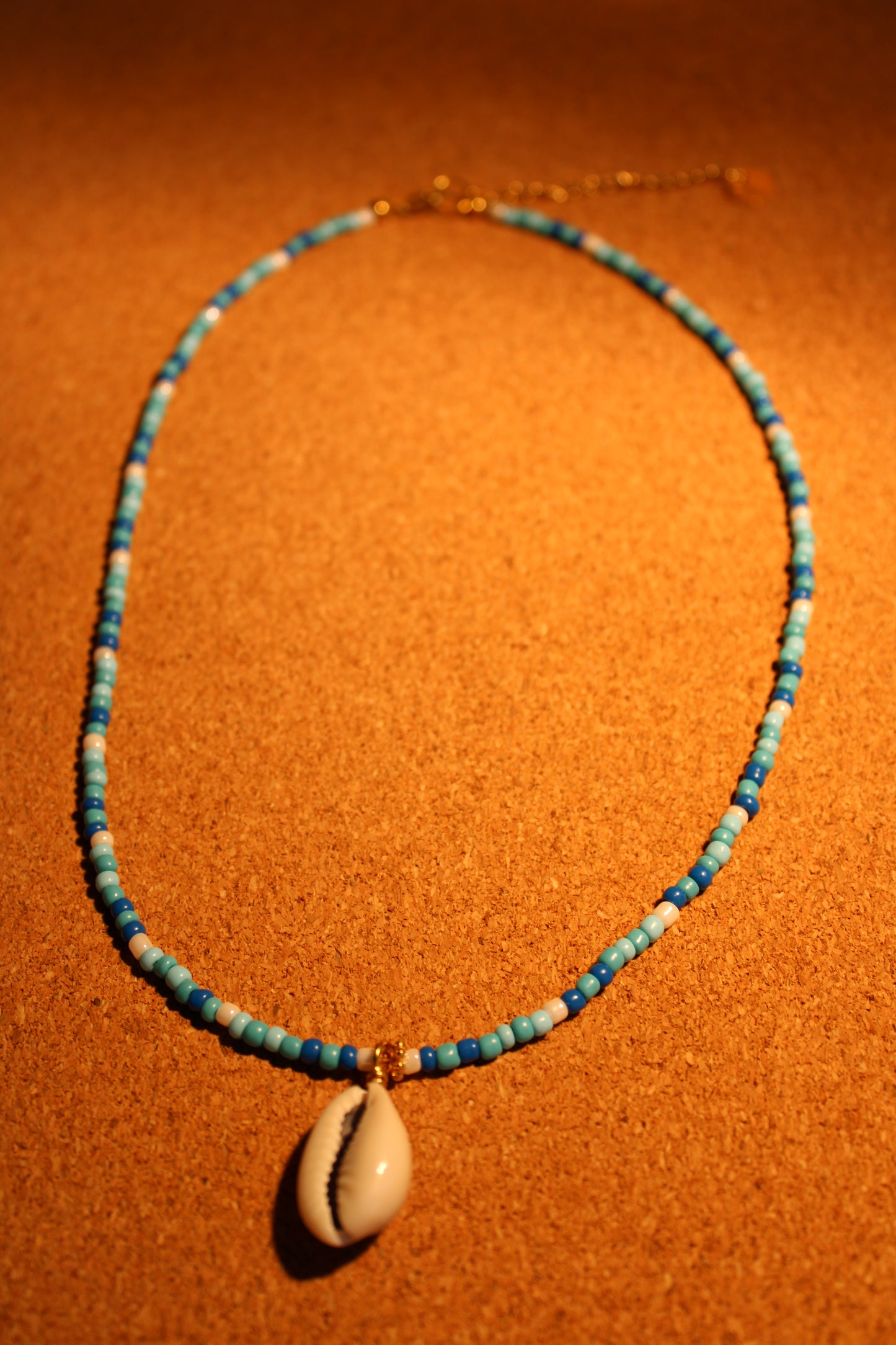 Collana di perle boho con pendente a conchiglia di ciprea