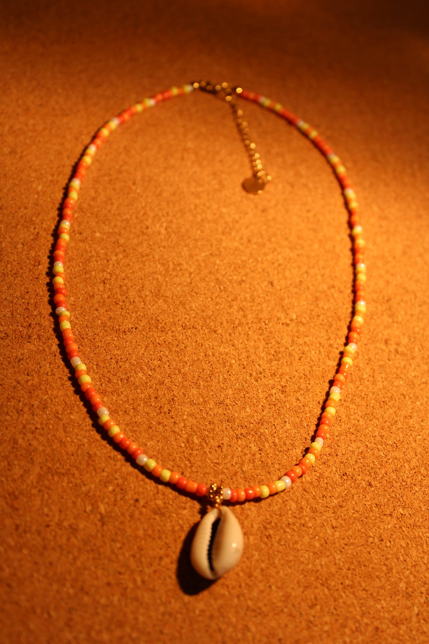 Collana di perle boho con pendente a conchiglia di ciprea