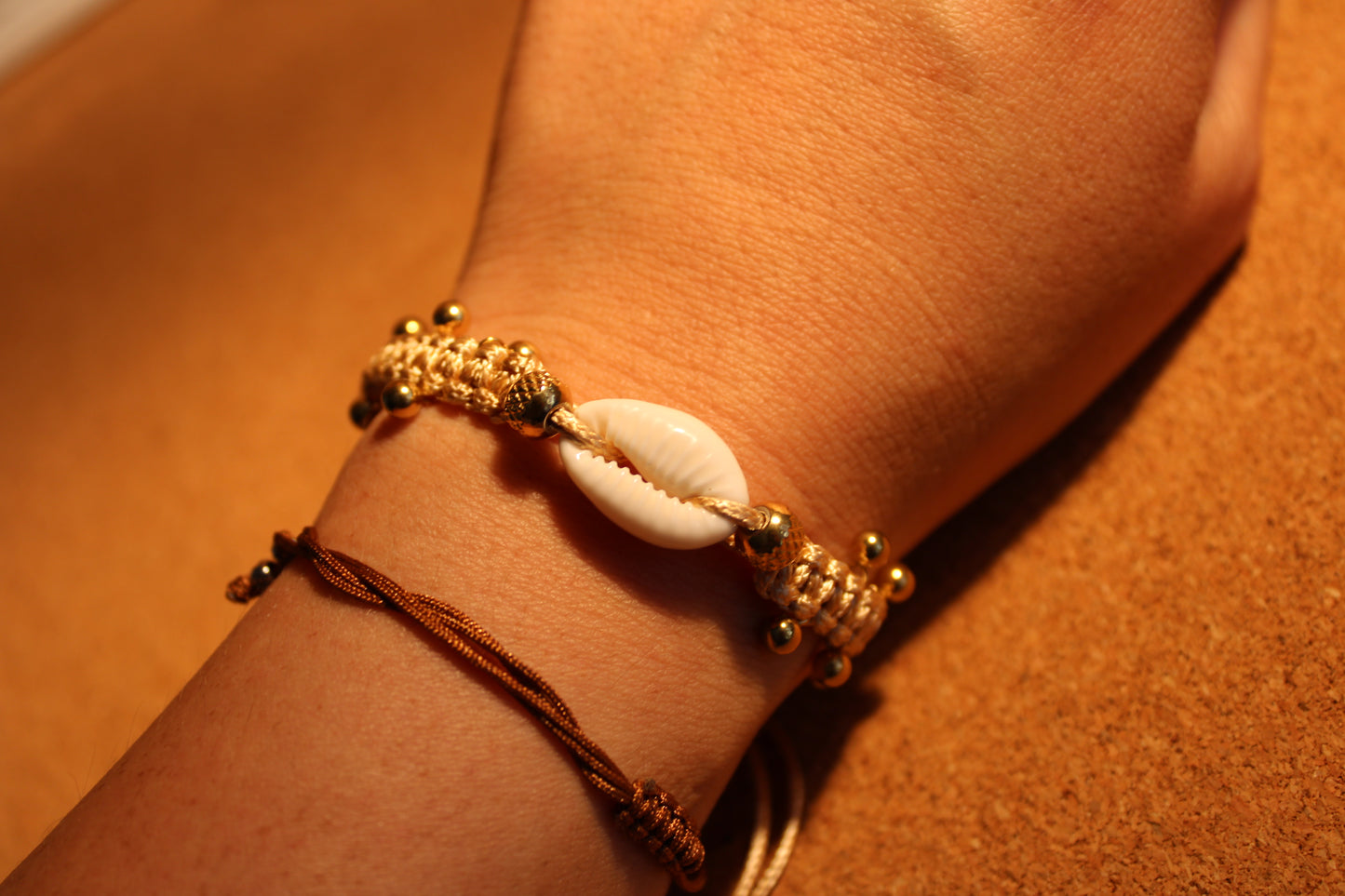 Bracciale Boho con macramè, conchiglie e perline dorate