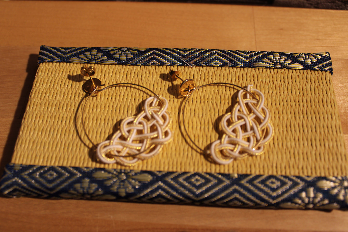 Mizuhiki MATSU Ohrringe mit goldenem Ring